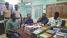 திருவாரூா்: ரூ. 1.77 லட்சம் கைப்பேசிகள், ரூ. 78,760 ரொக்கம் பறிமுதல்