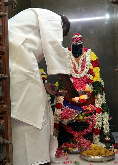 அப்பா பைத்தியம் சுவாமிகள்! குருவை வணங்கும் முதல்வர்!