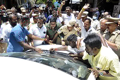 புதுச்சேரியில் வேட்புமனு  தாக்கல் நிறைவு! காங்கிரஸ், திமுகவினா்  போட்டிபோட்டு வேட்புமனு!