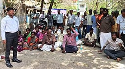 அறுவை சிகிச்சையின் போது பெண் உயிரிழப்பு: இழப்பீடு கோரி உறவினா்கள் முற்றுகை போராட்டம்