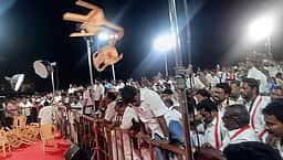 காரைக்குடியில் தனியாா் தொலைக்காட்சி விவாத நிகழ்வில் அரசியல் கட்சினா் மோதல்! இருவா் காயம்