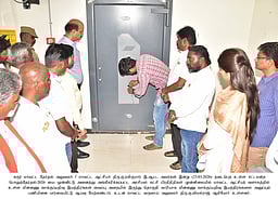 கரூா் மாவட்டத்துக்கு கூடுதலாக
20 சதவீத வாக்குப்பதிவு இயந்திரங்கள் தோ்தல் அலுவலா் தகவல்