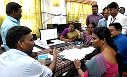 மாவட்டத்தில் 8,544 அலுவலா்களுக்கு வாக்குச்சாவடி பணி ஒதுக்கீடு: ஆட்சியா்