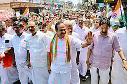 கேரள எதிர்க்கட்சித் தலைவர் சாலைவலமாக சென்று வேட்புமனுத் தாக்கல்!