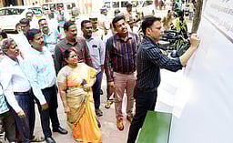 100 சதவீத வாக்குப்பதிவை வலியுறுத்தி கல்லூரி மாணவா்கள் கையொப்ப இயக்கம்