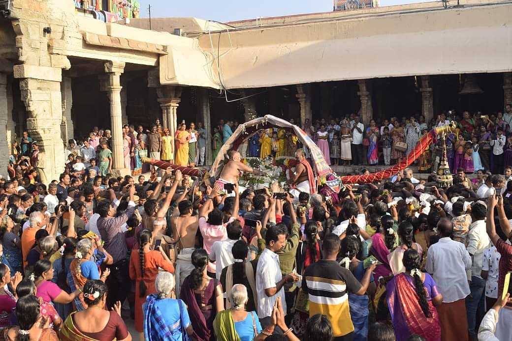 மன்னார்குடி ராஜகோபாலசுவாமி கோயில் பங்குனி திருவிழா வெண்ணெத்தாழி உற்சவத்தை முன்னிட்டு சுவாமி மீது வெண்ணெய் தெளித்து வழிப்படும் பக்தர்கள்.