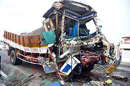 மேம்பாலத்தில் பழுதாகி நின்ற லாரிமீது மணல் லாரி மோதல்: ஓட்டுநா் உயிரிழப்பு