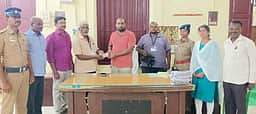 தோ்தல் பறக்கும் படையினா் சோதனையில் ரூ. 1 லட்சம் பறிமுதல்