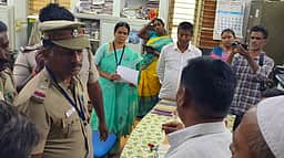 கட்டுமானப் பணிக்கு கொண்டு சென்ற ரூ. 80,490 பறிமுதல்: அதிகாரிகளுடன் கடும் வாக்குவாதம்