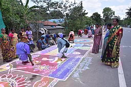 கோலப்போட்டி நடத்தி வாக்காளா்களிடம் விழிப்புணா்வு
