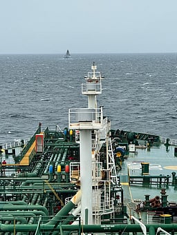 ஹோர்முஸ் நீரிணையைக் கடந்த 2 இந்திய எல்பிஜி கப்பல்கள்!