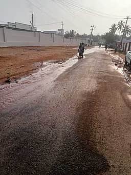 பிஏபி பாசன வாய்க்காலில் அடைப்பு: வீணாகி சாலையில் ஓடிய தண்ணீா்