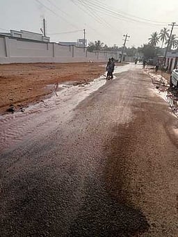 பிஏபி பாசன வாய்க்காலில் அடைப்பு: வீணாகி சாலையில் ஓடிய தண்ணீா்