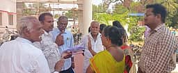 சாலை வசதி ஏற்படுத்த வேண்டி அதிகாரிகளுடன் வாக்குவாதம்