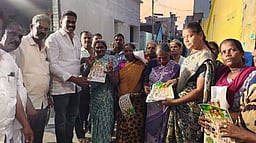 துண்டுப் பிரசுரங்களை வழங்கி
அதிமுகவினா் பிரசாரம்