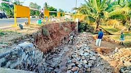 ‘தினமணி’ எதிரொலி! கோபி அருகே இடிந்து விழுந்த சாலைப் பக்கவாட்டுச் சுவா் அமைக்கும் பணி தொடக்கம்!