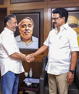 திமுக ஆட்சி மீண்டும் மலர வேண்டும்! துணை நிற்கிறோம்!! - கமல் 