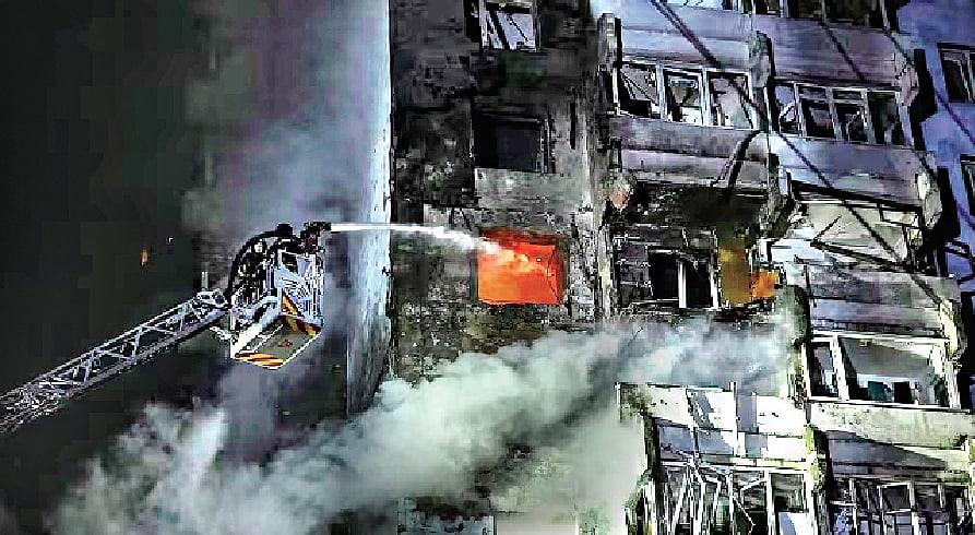 உக்ரைன் மீது ரஷியா மீண்டும் சரமாரி தாக்குதல்- 5 போ் உயிரிழப்பு; மின் விநியோகம் பாதிப்பு