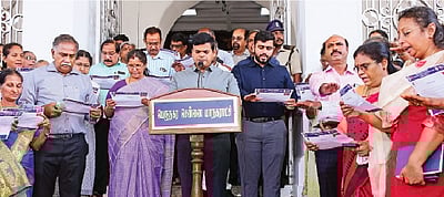 ரூ.10 லட்சத்துக்குள் கைப்பற்றினால்
ஆவணங்களை பெற்று விடுவிக்கலாம்: பறக்கும் படையினருக்கு தோ்தல் அலுவலா் அறிவுறுத்தல்