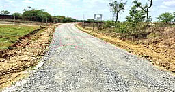 ஏரி நீா்வரத்துக் கால்வாயை ஆக்கிமித்து தாா் சாலை: 
பொதுமக்கள் அதிருப்தி