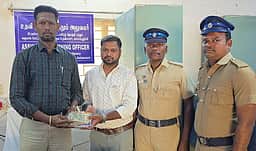 வாகனச் சோதனை: பூ வியாபாரியிடம் ரூ.1 லட்சம் பறிமுதல்