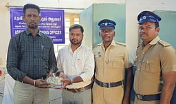 வாகனச் சோதனை: பூ வியாபாரியிடம் ரூ.1 லட்சம் பறிமுதல்