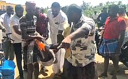 சொக்கம்பட்டி அருகே விபத்தில் சிக்கியவரை மீட்க உதவிய எம்எல்ஏ!