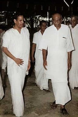 வாரிசுகளை முன்னிலைப்படுத்தாதவா்! இப்படியும் ஒரு தலைவா்!