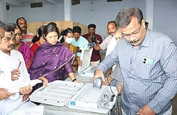 மின்னணு வாக்குப்பதிவு இயந்திரங்கள் அனுப்பும் பணிகள்:
ஆட்சியா் தொடங்கி வைத்தாா்