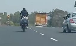 தேசிய நெடுஞ்சாலையில் வீலிங் செய்யும் இளைஞா்கள்: போலீஸாா் நடவடிக்கை எடுக்க வலியுறுத்தல்