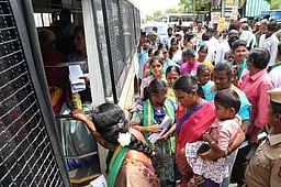 தாா் தொழிற்சாலை, கல்குவாரிகளால் திருப்பூா் மாவட்ட கிராம சாலைகள் சேதம்: நீதிமன்றம் செல்ல முயன்ற பொதுமக்கள் கைது