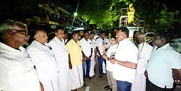 காங்கிரஸ் தலைவரிடம் நாராயணசாமி ஆதரவாளா்கள் வாக்குவாதம்