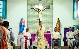 தேவாலயத்தில் பிரசாரம் தொடங்கினாா் மம்தா- மதரீதியான பிளவை அனுமதிக்க மாட்டோம் என உறுதி 