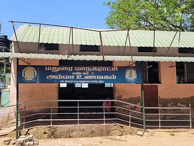 ஊதியம் இல்லாமல் பணியாற்றும் அம்மா உணவக ஊழியா்கள்