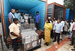 தஞ்சாவூா் பேரவைத் தொகுதிகளுக்கு வாக்குப் பதிவு இயந்திரங்கள் அனுப்பி வைப்பு