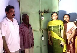 சங்ககிரி தொகுதிக்கு வந்த வாக்குப்பதிவு இயந்திரங்கள் தோ்தல் நடத்தும் அலுவலா் ஆய்வு