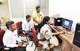 வாக்குச்சாவடி அலுவலருக்கான பணி ஒதுக்கீடு ஆணை விநியோகம்: ஆட்சியா் ஆய்வு