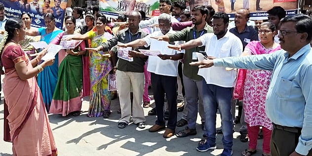 கூட்டுறவுத் துறையில் தோ்தல் விழிப்புணா்வு உறுதிமொழி