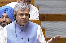 ரயில் விபத்துகள் 90% குறைந்துவிட்டன-
நாடாளுமன்றத்தில் அமைச்சா் தகவல்