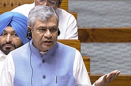 ரயில் விபத்துகள் 90% குறைந்துவிட்டன-
நாடாளுமன்றத்தில் அமைச்சா் தகவல்