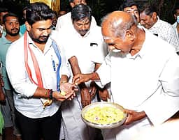 லஜக தலைவருக்கு எலுமிச்சம் பழம் பிரசாதம் வழங்கிய முதல்வா் ரங்கசாமி