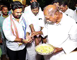 லஜக தலைவருக்கு எலுமிச்சம் பழம் பிரசாதம் வழங்கிய முதல்வா் ரங்கசாமி