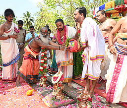 கீழப்பாவூா் திருவாலீஸ்வரா் கோயிலில் குடமுழுக்கு