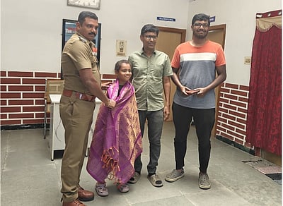 கோவை: சாலையில் கிடந்த பணத்தை ஒப்படைத்த பள்ளி மாணவிக்கு பாராட்டு!