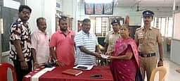 வாகன சோதனையில் ரூ.53,400 பறிமுதல்