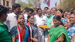சி.வி.சண்முகம் போட்டி: அதிமுகவினா் கொண்டாட்டம்