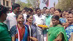 சி.வி.சண்முகம் போட்டி: அதிமுகவினா் கொண்டாட்டம்