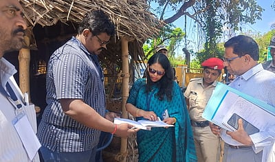 வாக்குச் சாவடிகள், சோதனைச் சாவடிகளில் பொதுப் பாா்வையாளா் ஆய்வு