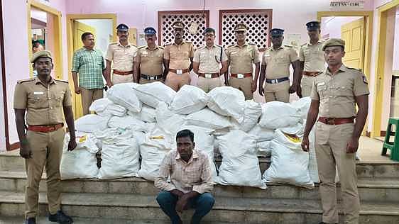 ஆறுமுகனேரியில் ரூ. 10 லட்சம் மதிப்பு புகையிலைப் பொருள்கள் பறிமுதல்: இருவா் கைது