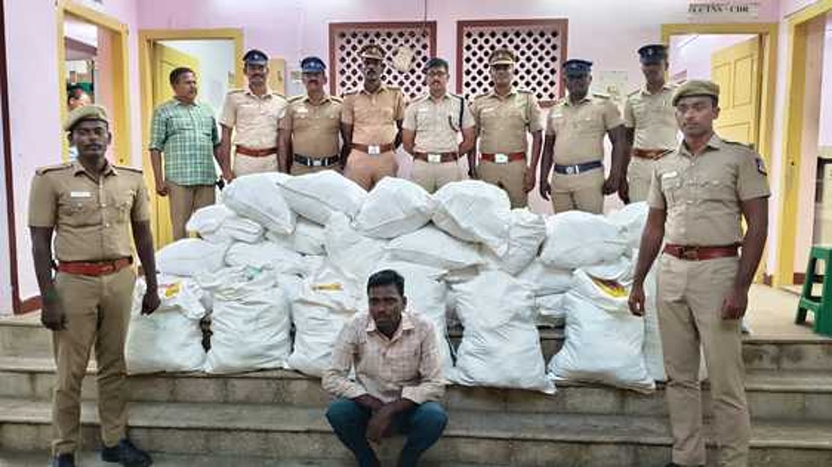 ஆறுமுகனேரியில் ரூ. 10 லட்சம் மதிப்பு புகையிலைப் பொருள்கள் பறிமுதல்: இருவா் கைது